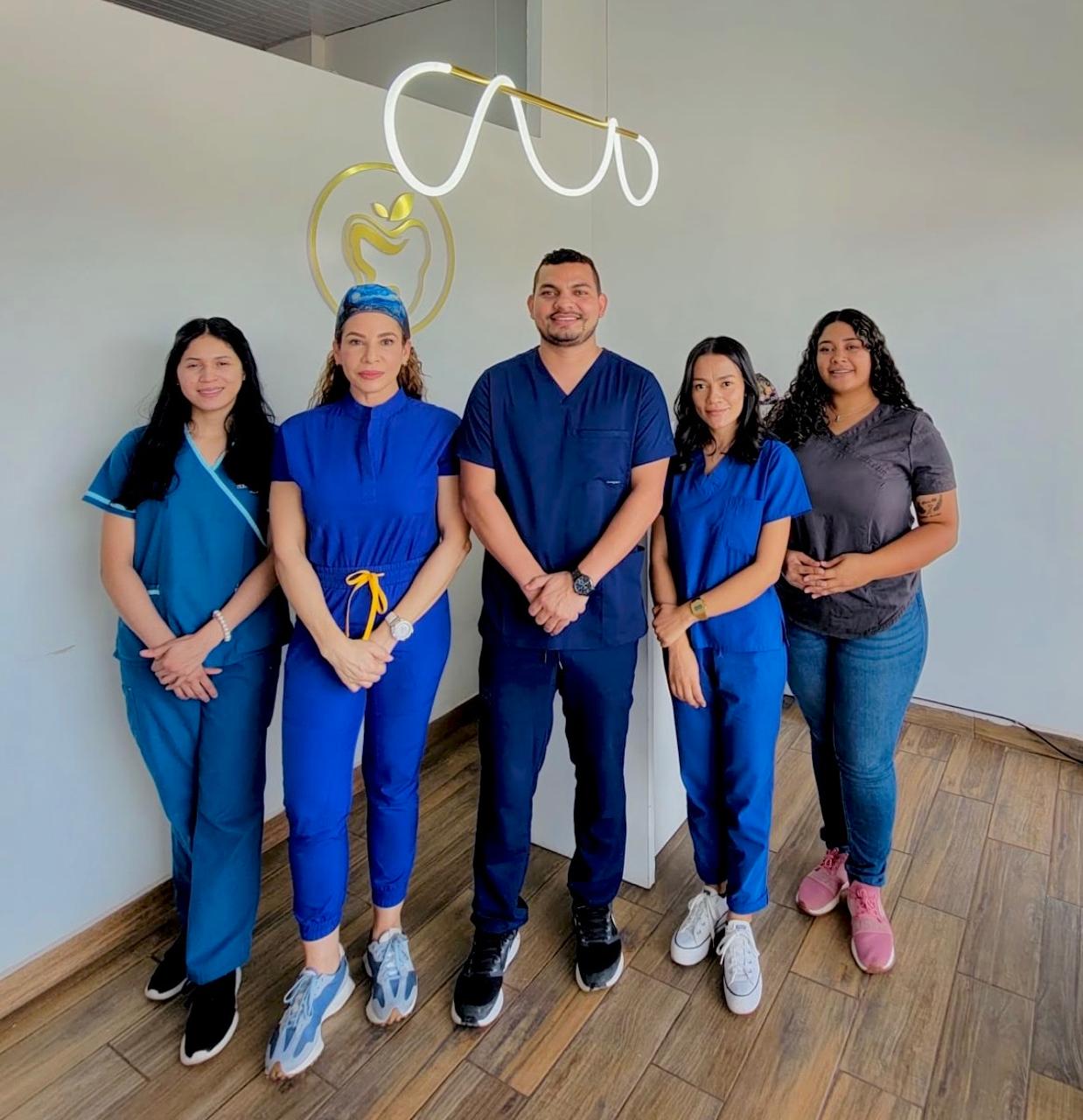 Dra. Siryi Chirinos con pacientes